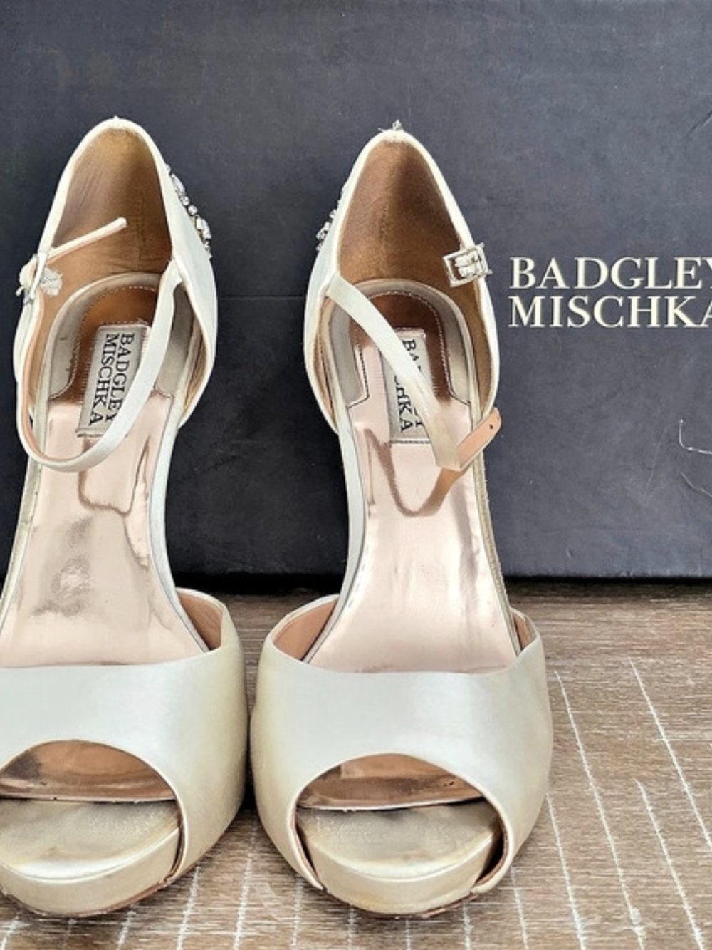 Badgley Mischka Kiara Crystal Back Open Toe Pump White & Gold US 8 M - Picture 2 of 6